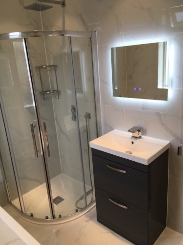 Vonios įrengimas, stogų, lietvamzdžių tvarkymas.